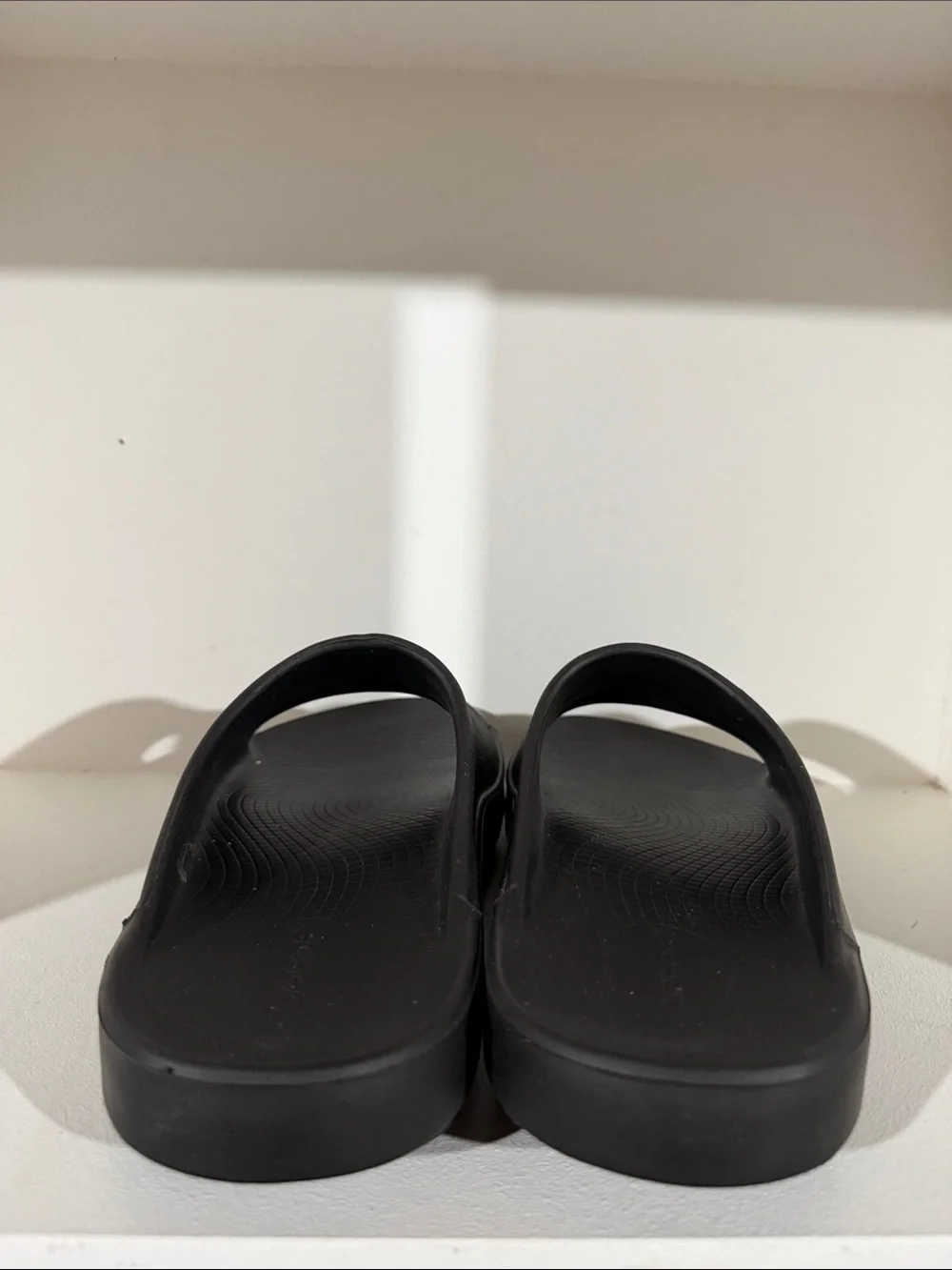 Oofos Ooahh recovery slides Black Men’s Size 10 Women’s 11